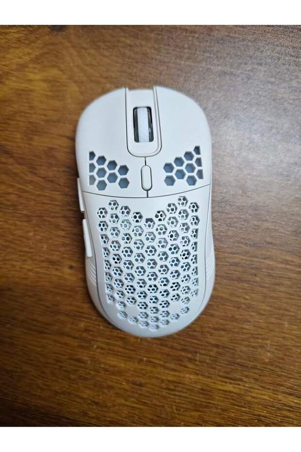 ماوس ألعاب لاسلكي أبيض بتصميم خلية النحل، يعمل بتردد 2.4 جيجا هرتز، مزود بمنفذ USB، قابل لإعادة الشحن، مزود بإضاءة LED RGB.