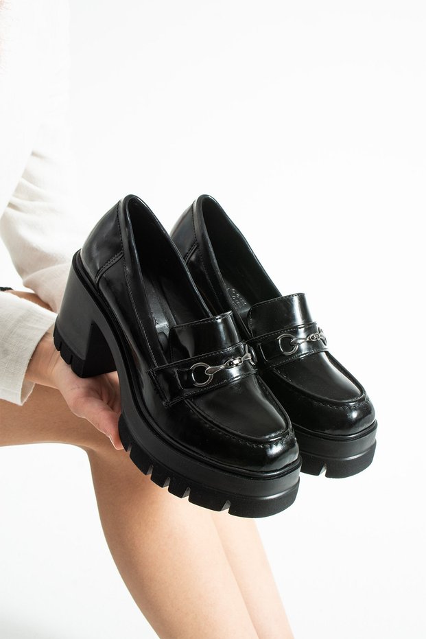 Chonora Women's Black Patent Leather Chain Detailed Thick Sole Heeled Loafer
