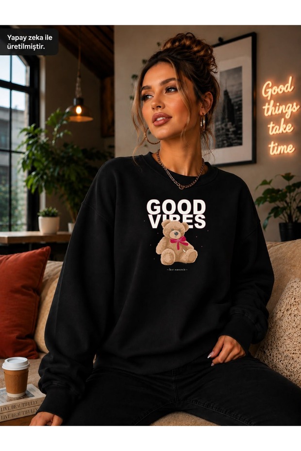سويت شيرت نسائي من Good Vibes مطبوع عليه دب تيدي برقبة دائرية وياقة دائرية من القطن الأساسي للاستخدام اليومي