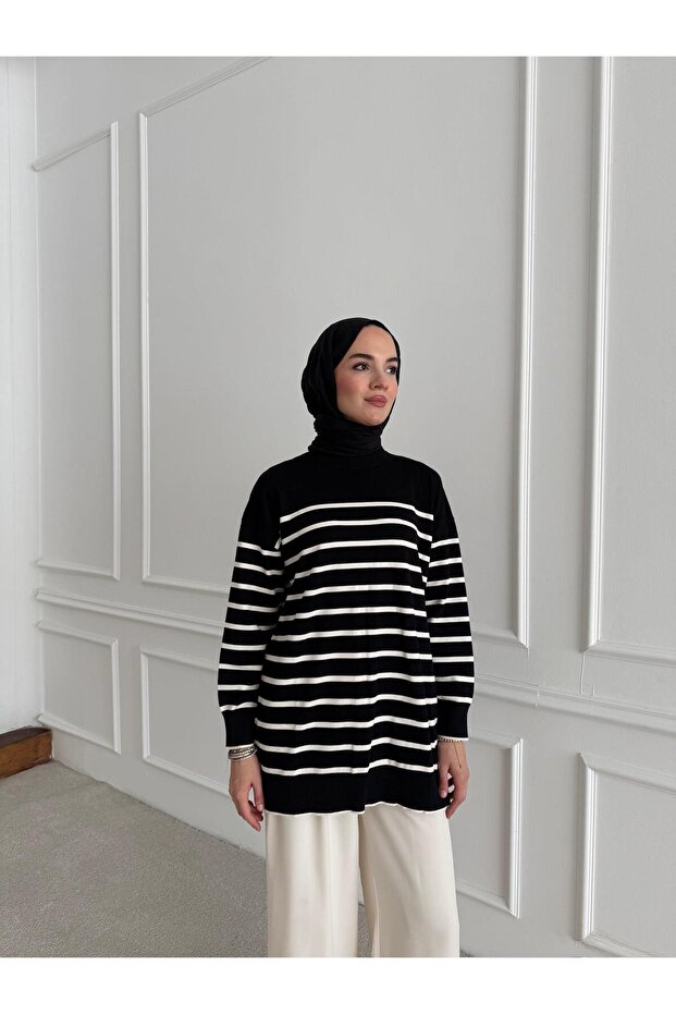 Moon Sweater Black