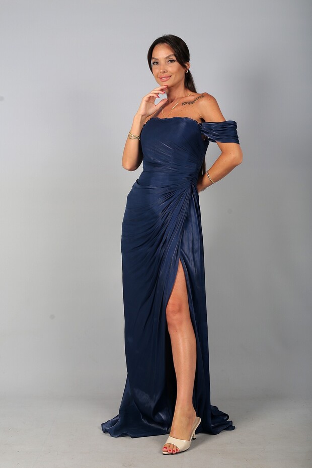 Women's Strapless Lace Detailed Collar Low Sleeve Lined Draped Crinkle Satin Long Dress