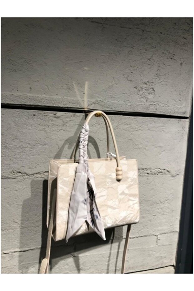 B35051 Shoulder Bag