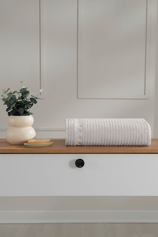 Daisy Embroidered Bath Towel 90X150 cm