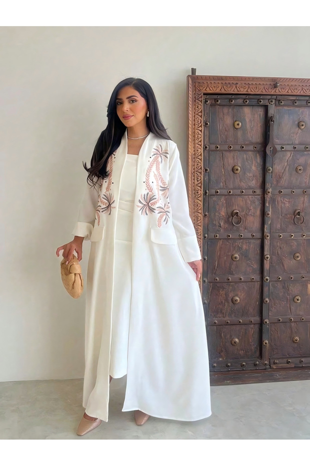 عباءة بيضاء مفتوحة مع تطريز جرافيكي