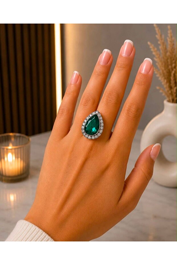 Emerald Green Drip Stone Showy Ring