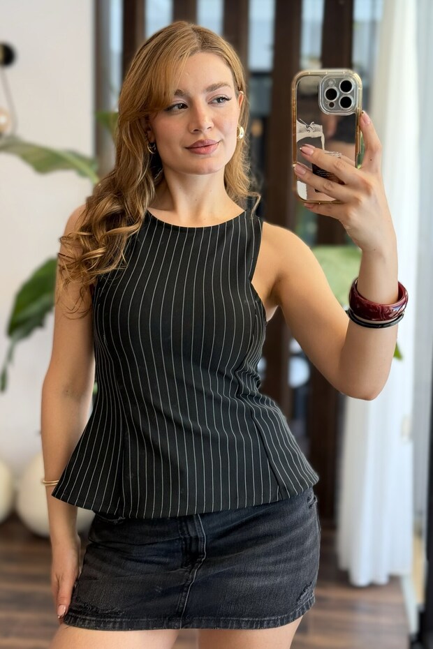 Women's Crew Neck Zero Sleeve Bell Model Blouse Black
