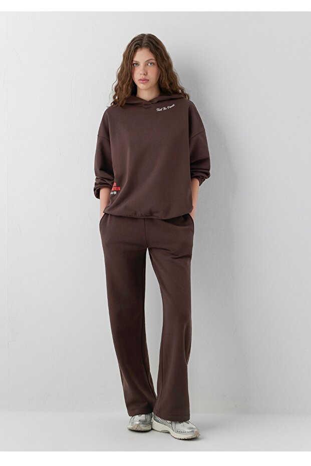 Basic Low-Waist, Straight-Leg, Flat-Bottom Sweatpants.