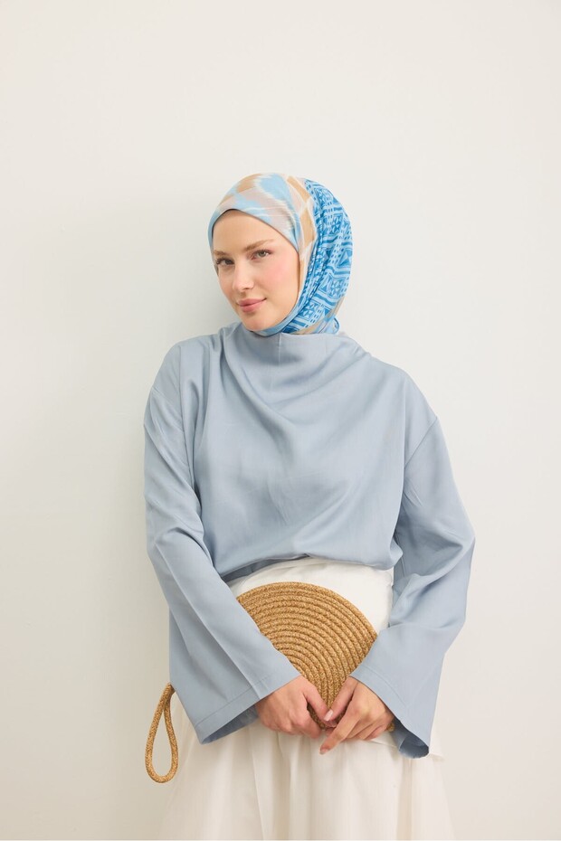 وشاح ناعم باللون الأزرق بتصميم Urban Patch