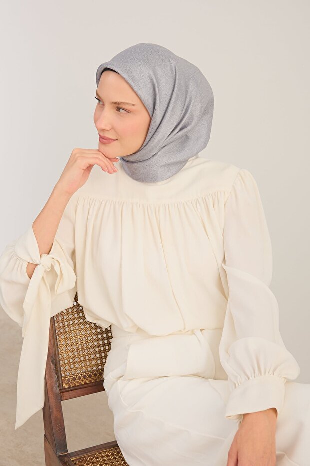 وشاح لامع بنمط محدد باللون الفضي