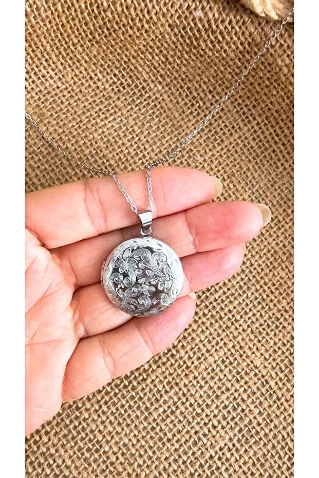 Opening inside memory necklace with lid picture can be placed couple necklace