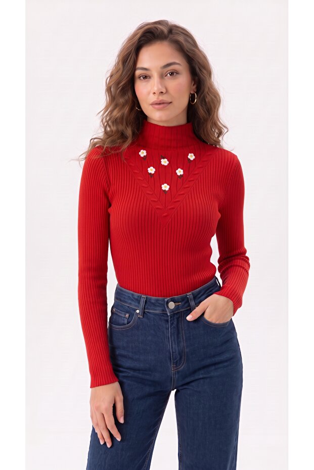 Knitwear Badi with Floral Embroidery