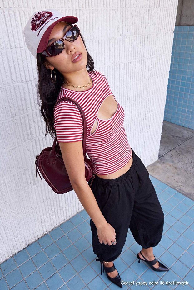 Kırmızı Çizgili Fitted 2 Parçalı Pencere Detaylı Fitted Crop Esnek Örme T-Shirt TWOAW27TS00031