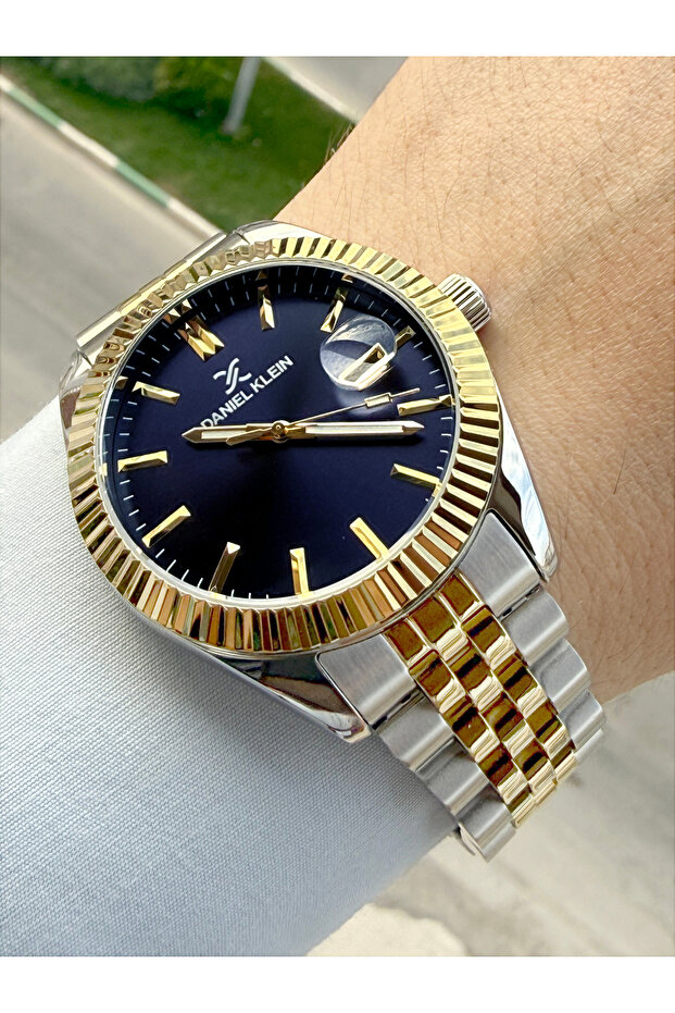Dial Dark Navy Blue Color Men's Wristwatch with Calendar