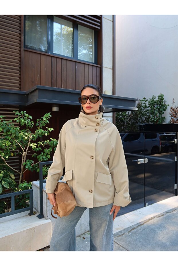 سترة طويلة ذات ياقة عالية وأكمام مزينة بشارات