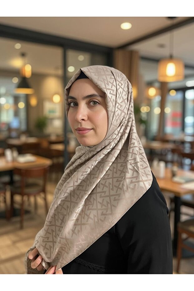 Patterned jacquard shawl