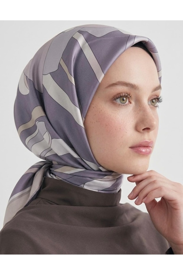 وشاح من التويل بنقشة الزهور