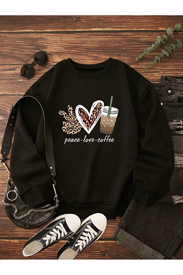 سويت شيرت سميك للشتاء من Peace Love Coffe - ياقة دائرية كبيرة الحجم مطبوعة باللون الأسود