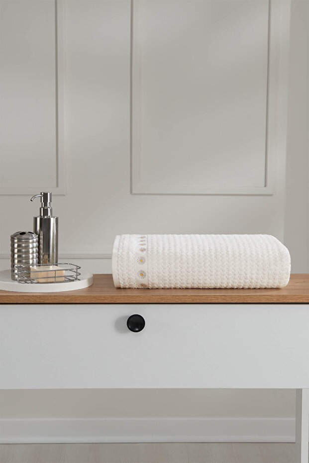 Daisy Embroidered Bath Towel 90X150 cm
