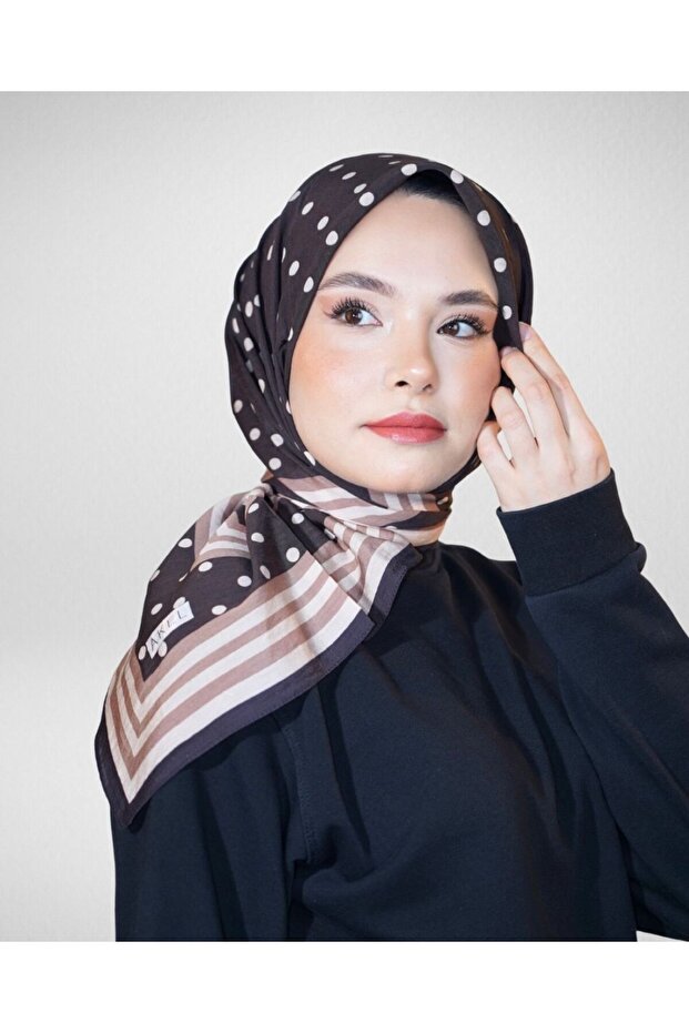 وشاح مودال منقوش بنقاط من البولي يوريثان