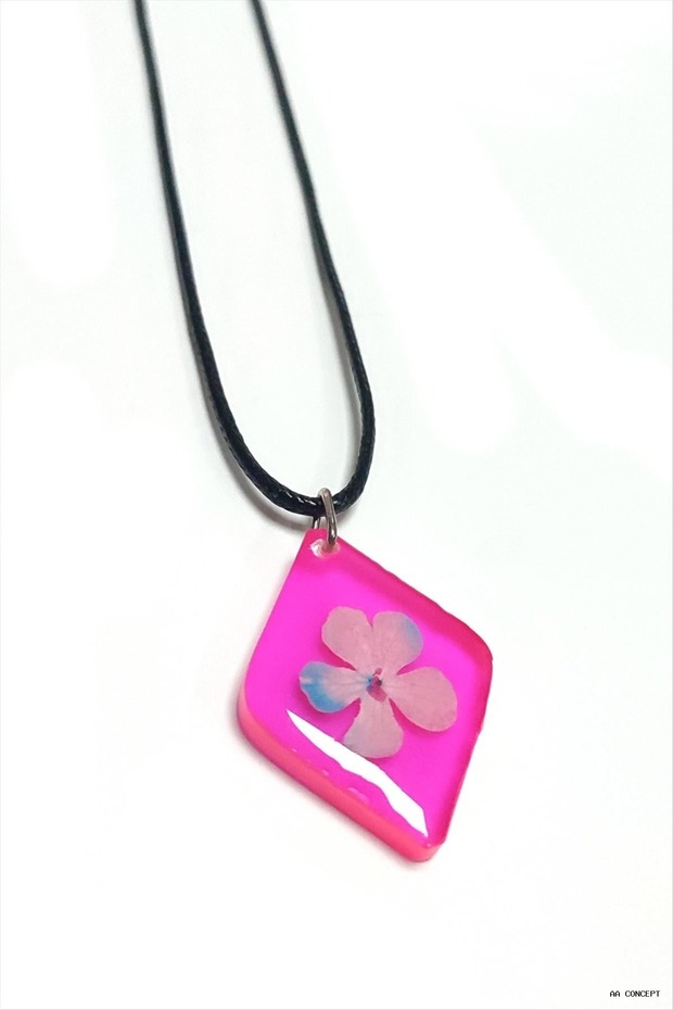 Concepta Snowball Flower Baklava Slice Epoxy (10720) Pendant Pink