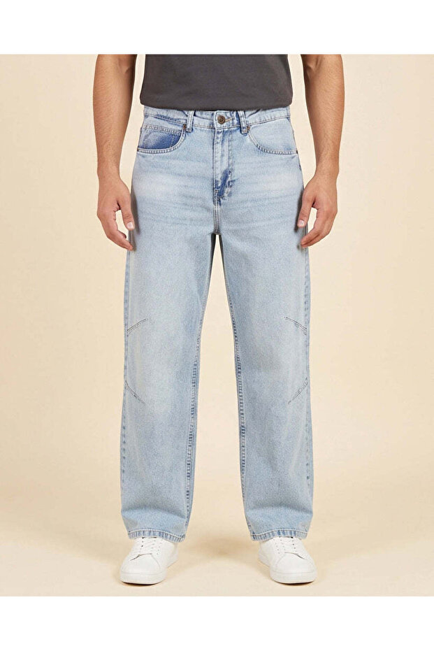 Men Light Wash Skater Fit Jeans With Knee Darts