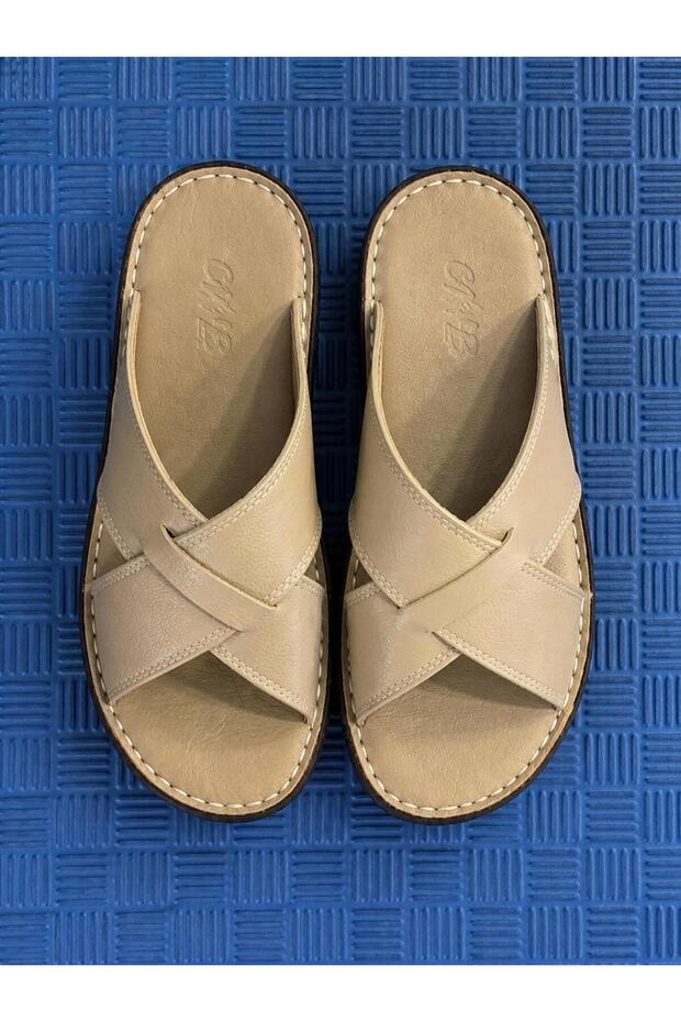 Cross-Pattern Slippers Resistant to Tearing and Ripping