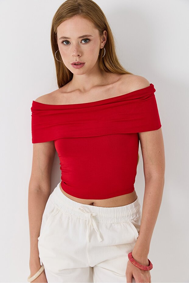 Women's Madonna Collar Combed Cotton Crop Blouse Red
