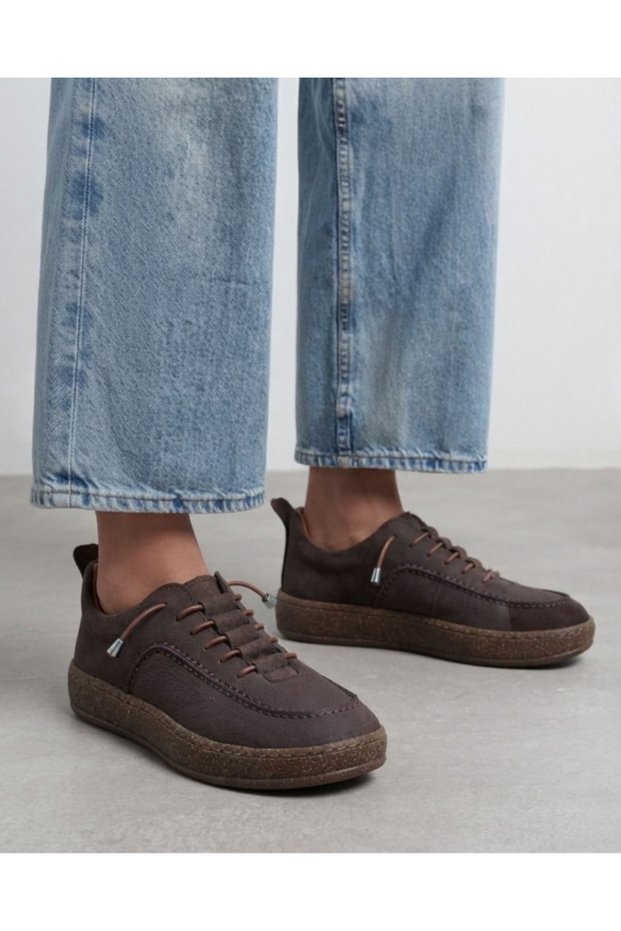 Women's lace-up everyday comfort casual sneakers
