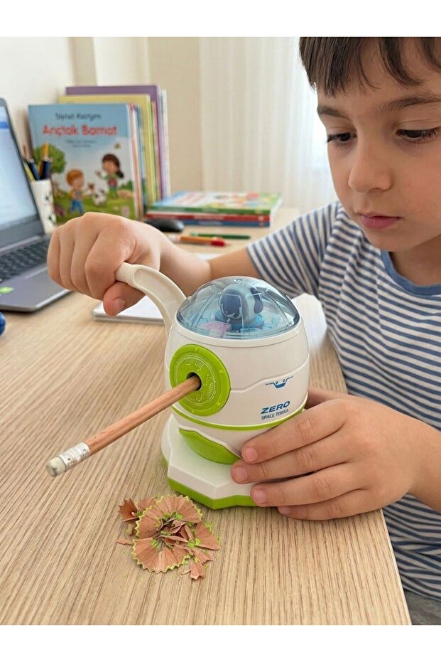 Rocket Twist-Away Pencil Sharpener Children's School Desktop Stationery Organizer Durable Astronaut Space Themed Pencil Sharpener with Twist-Away Pencil Sharpening Chamber