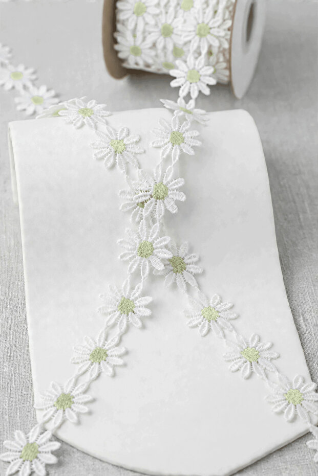 Daisy Patterned Batik Emerald Green Guipure Lace Ribbon-Applique-Decoration- 2.5 cm Width- 9 Meters