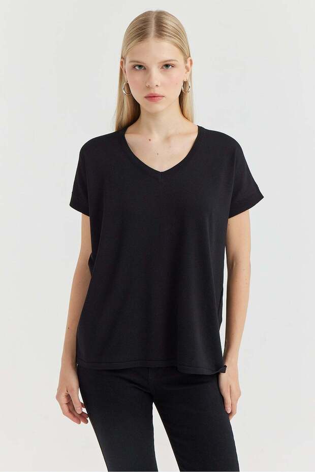 Women's v-neck knit t-shirt