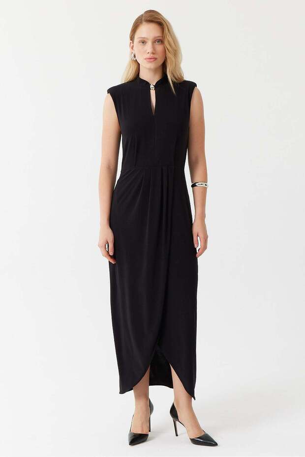 Women's Accessorized Judge Collar Dress