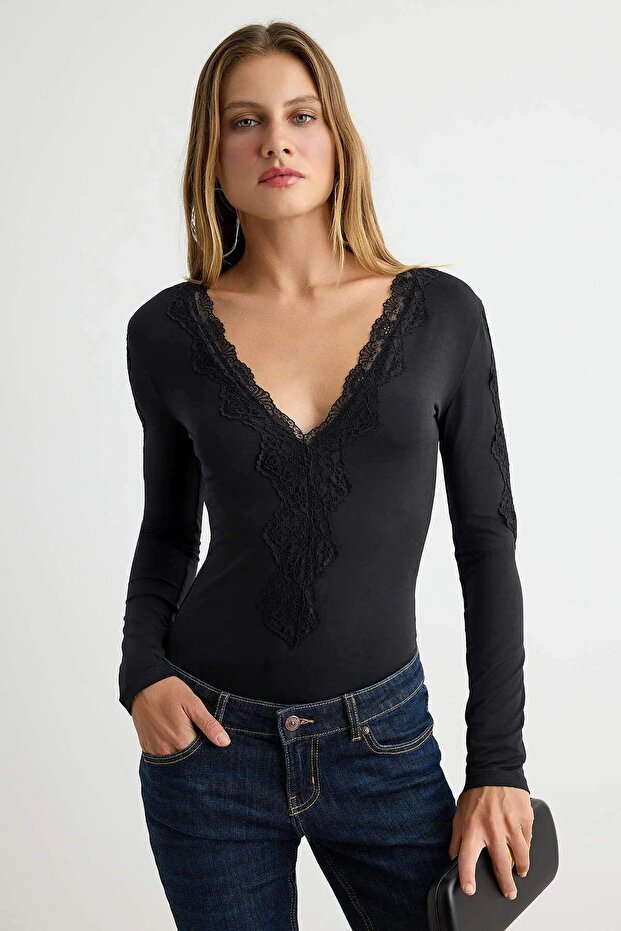 Siyah V Yaka Dantel Detaylı Çıtçıtlı Body TPRAW27BD00008