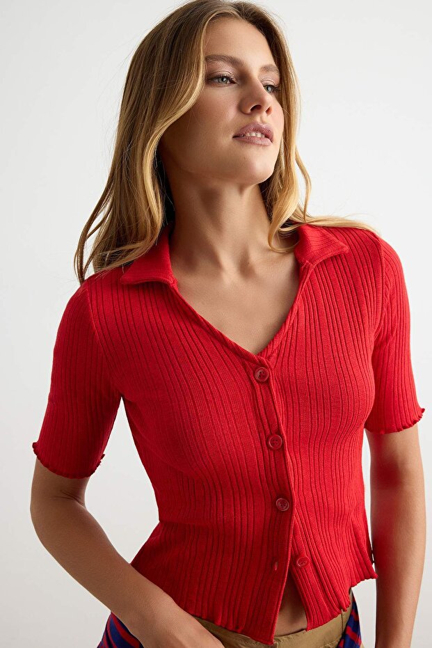 Kırmızı Düz Fitted Kaçık Yaka Crop/Kısa Triko görünümlü Örme Bluz TWOAW27BZ00131