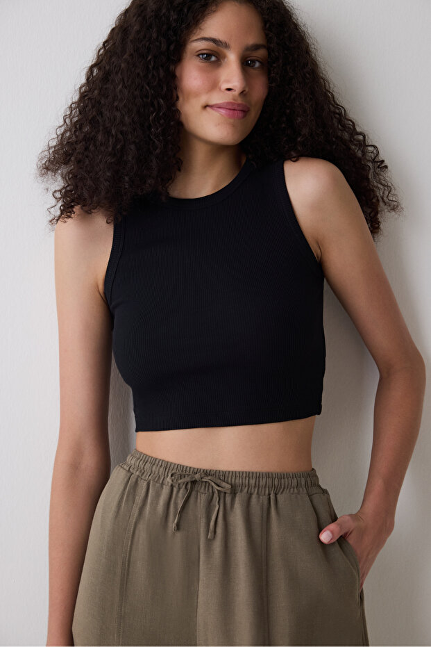 Basic Crop Black Top