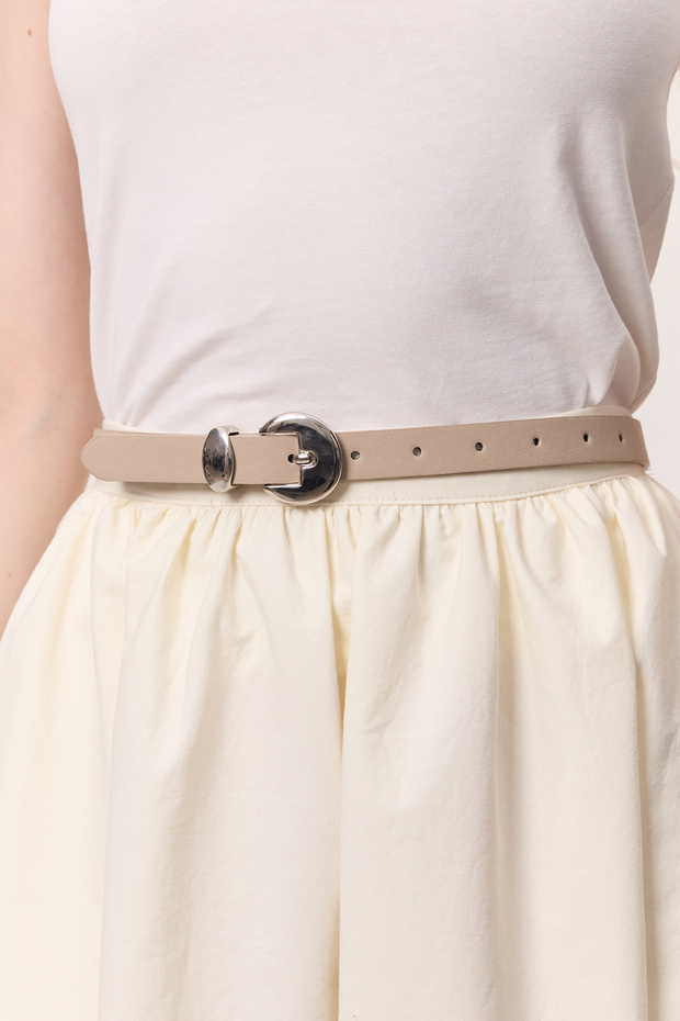 Beige Thin Belt Avec Oval Buckle