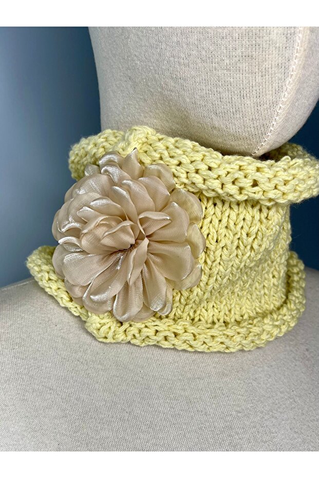 Hand-knitted accessory design chic neck warmer