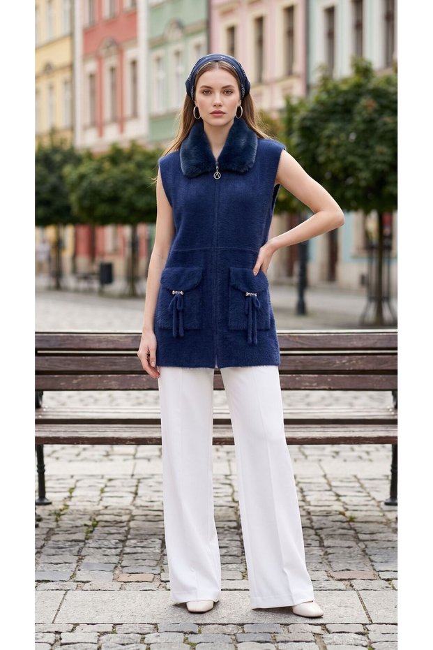 Fashionable Vest with Fur Collar, Zipper, Pockets and Accessories (80 cm)