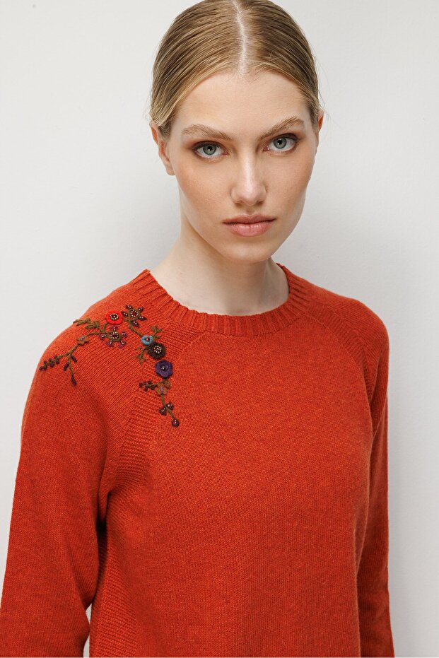 Women's Crew Neck Raglan Sleeve Embroidered Wool Sweater V.Kiremit
