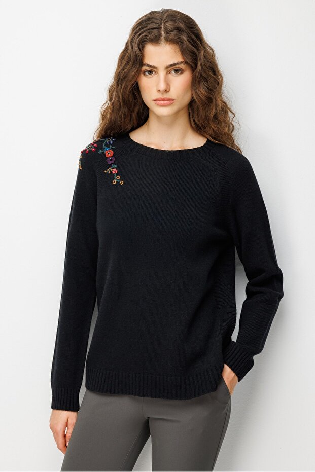 Women's Crew Neck Raglan Sleeve Embroidered Wool Sweater Black