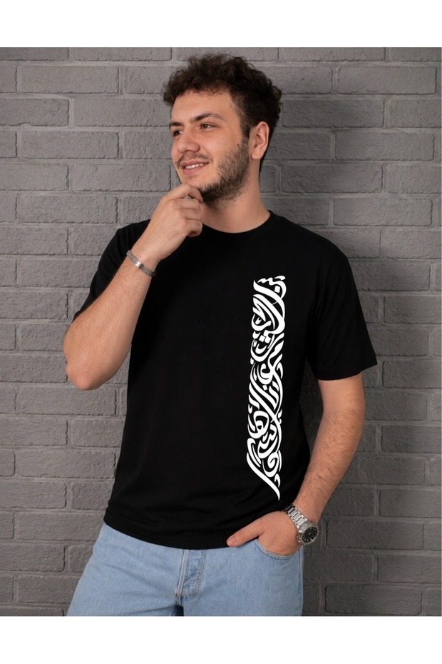 تي شيرت قطني بأكمام قصيرة مطبوع من الجانب بتصميم فن الخط العربي للجنسين باللونين الأسود والأبيض
