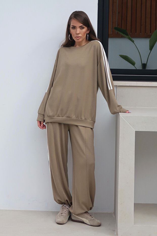 Women's Oversize Two-Piece Tracksuit with Stripes on the Sleeves and Sides 9155 - Khaki