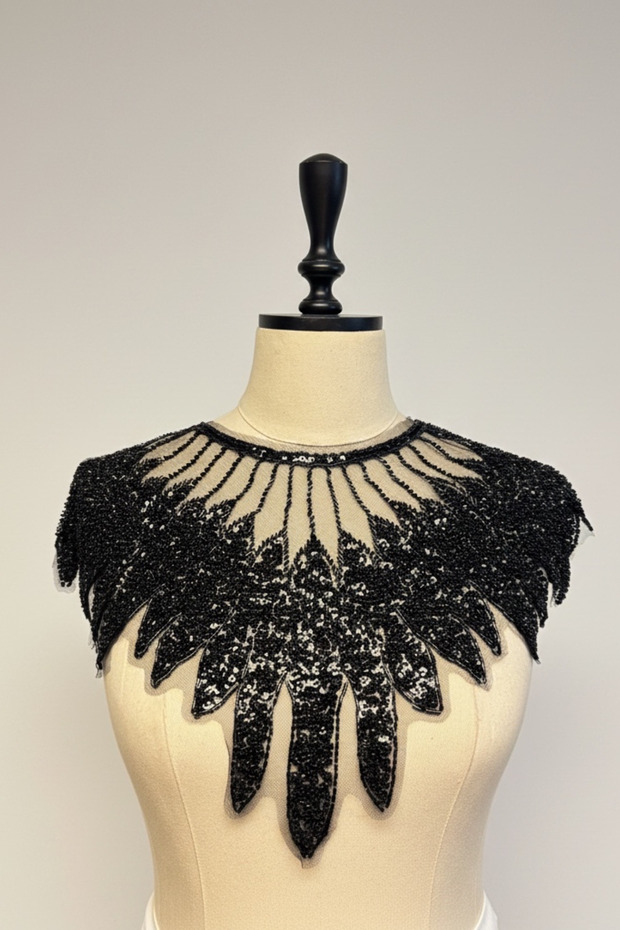 Stylish Collar with Stones [the Product Ends at the Shoulders, Does Not Turn Back]