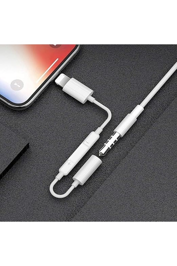 محول صوت من Lightning إلى 3.5 ملم مع أزرار تحكم بالصوت وميكروفون.