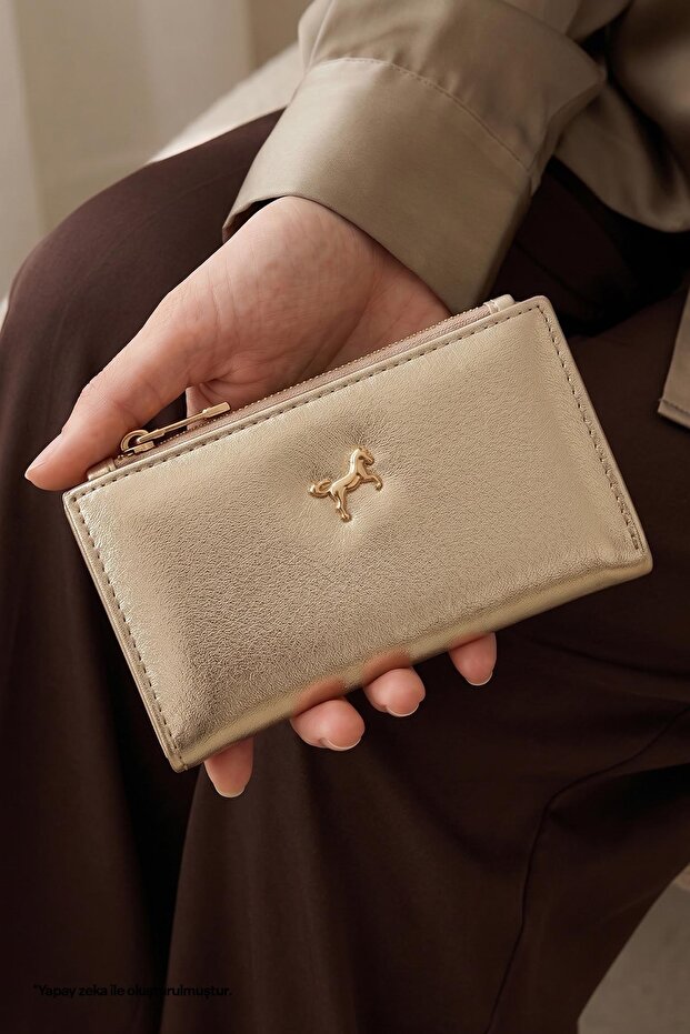 محفظة ذهبية صغيرة بشعار