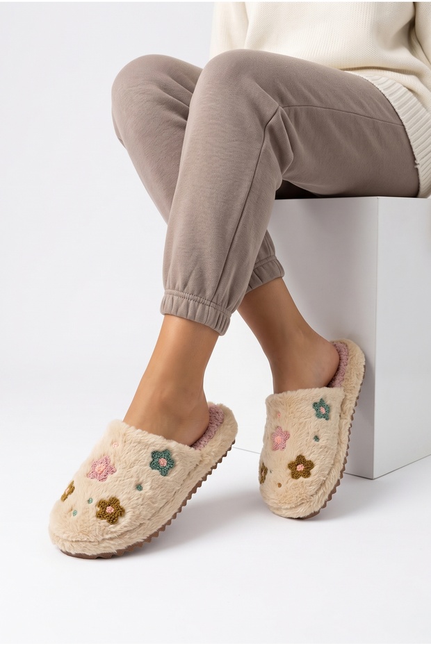 Women's Plush House Slippers Colorful Flower Embroidered Closed Toe Soft Sole Winter Comfortable Slippers Model