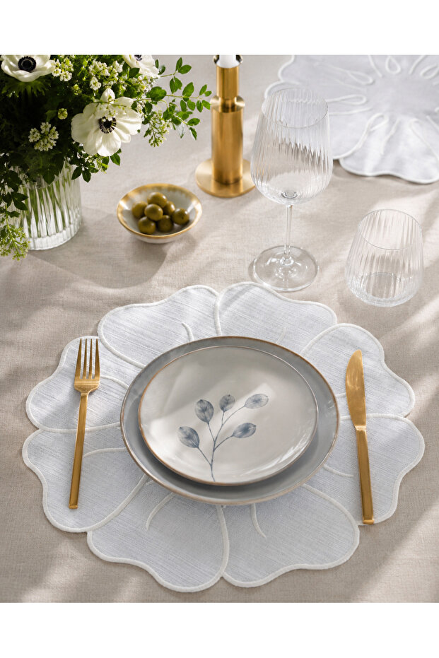 Floral Patterned Premium American Service Set of 6 | Decorative Supla Set with Embroidery Detail | Lux Presentation Plate Mat