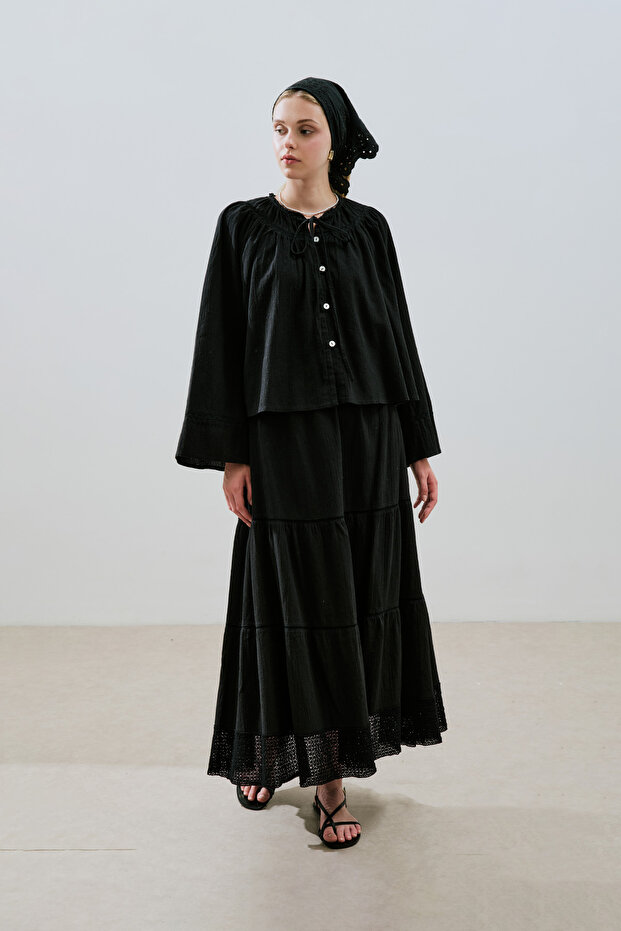 Textured Embroidered Short Bluse Black