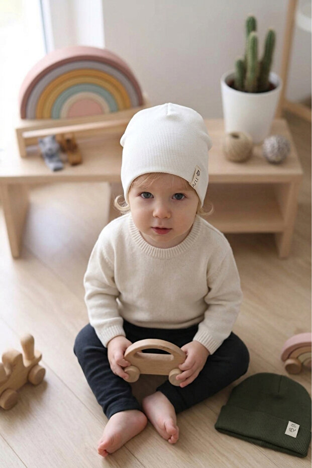 Ribbed Ecru Beret