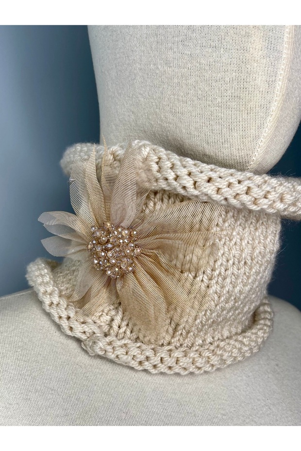 Hand-Knitted Accessory Design Stylish Neck Collar